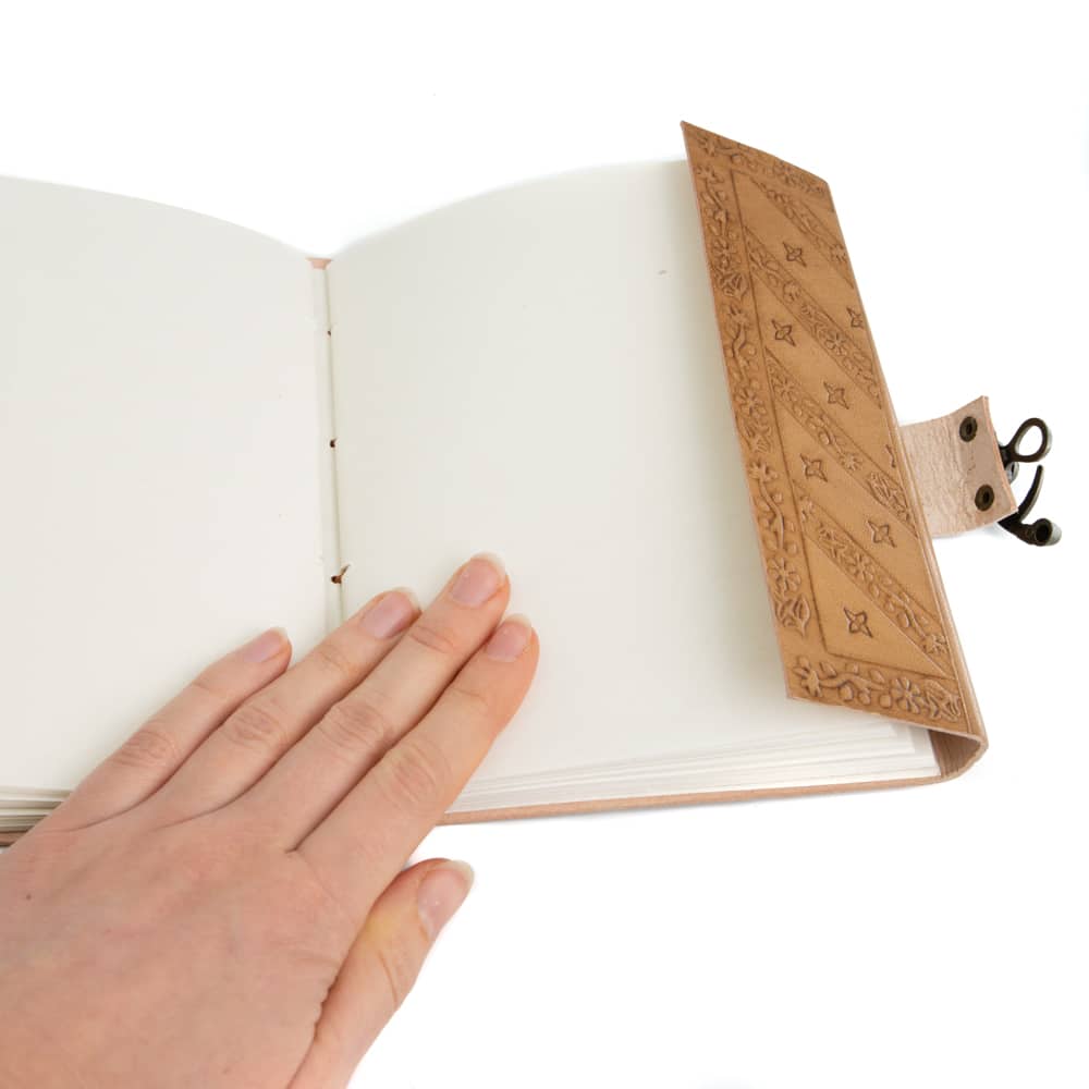 Spiritueel Notitieboekje Leer met Zon/Maan (17,5 x 13 cm) – Handgemaakt