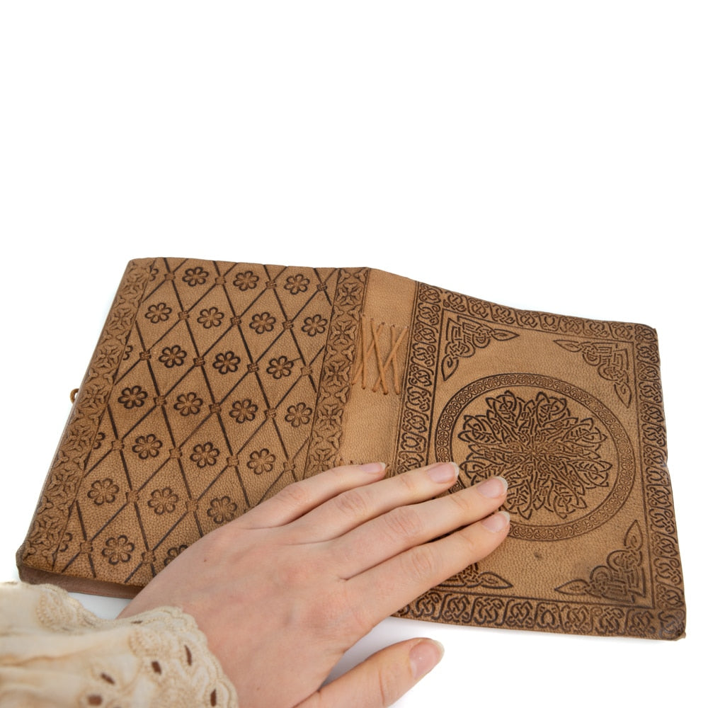 Spiritueel Notitieboekje Leer Mandala (17,5 x 13 cm) – Handgemaakt