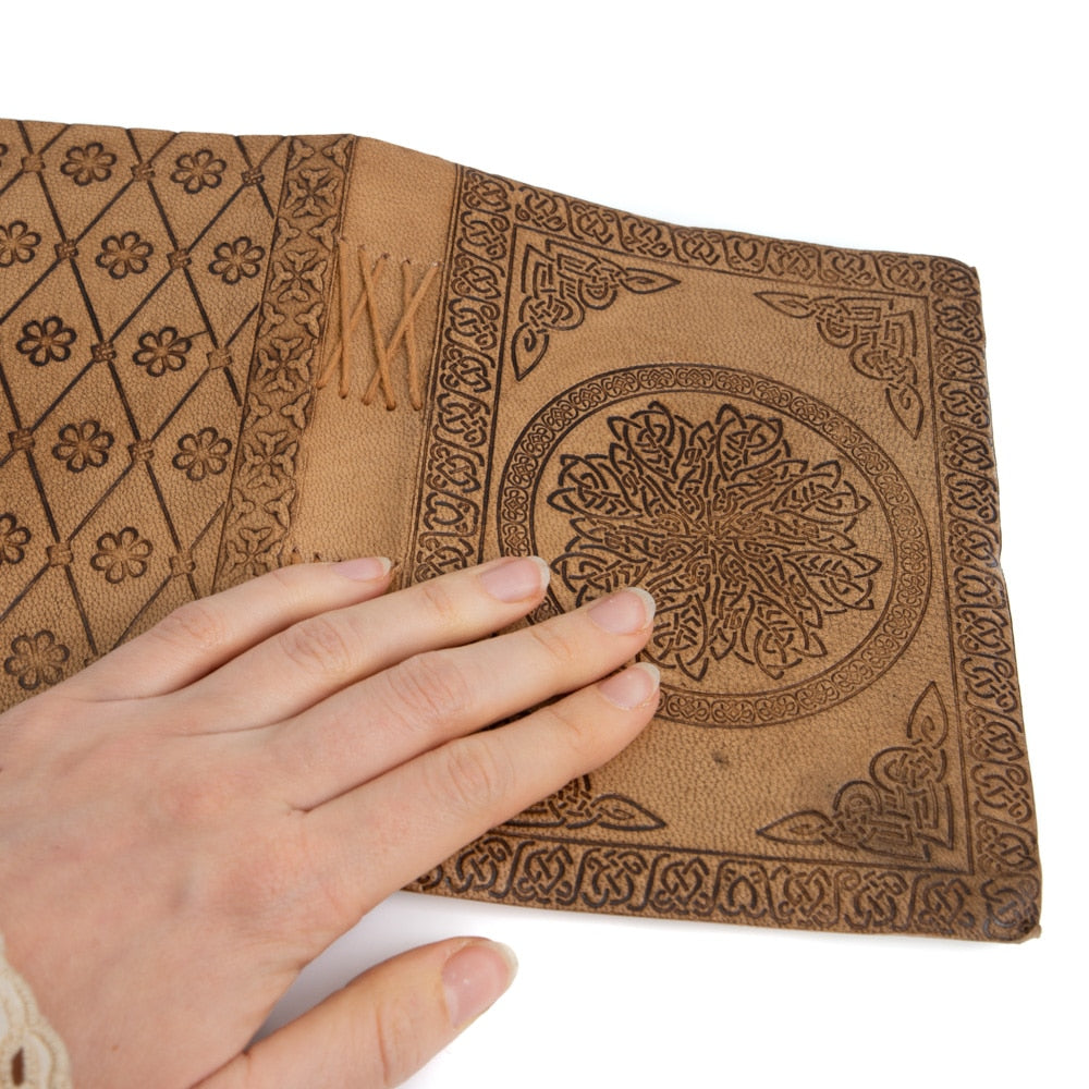 Spiritueel Notitieboekje Leer Mandala (17,5 x 13 cm) – Handgemaakt